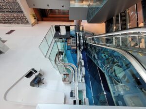 Intelligente afleveringshylder 1 Inside Dubai's library. The image shows a Bibliotheca product,flexAMH and bulkSeparator, which streamlines returns in the library system by allowing users to drop off items through an induction point. The system then separates, checks in, sets security, and sorts all the items ready to be moved to their destination. The transportation system ensures the easy transportation of materials to the correct location across multiple floors.