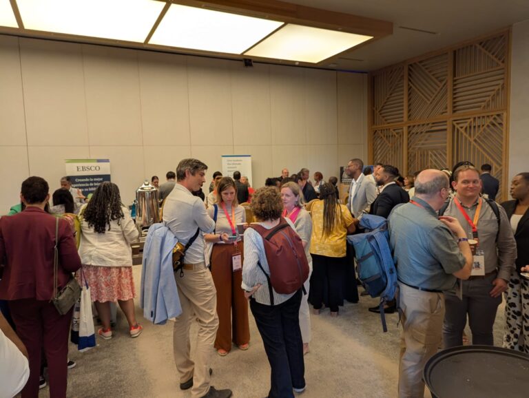 Library Transformation at ACURIL 2025 5 Asistentes socializando y explorando exposiciones en la conferencia ACURIL 2025