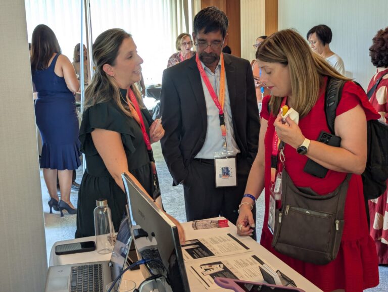 Library Transformation at ACURIL 2025 4 Euipo Bibliotheca conversando en el stand de Bibliotheca y ECCA durante ACURIL 2025, con tecnología en exhibición.