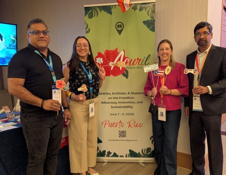 Transformación bibliotecaria en ACURIL 2025 3 El equipo combinado de ACURIL, Bibliotheca y ECCA posando con banderas en su stand para la conferencia de 2026 en Puerto Rico.