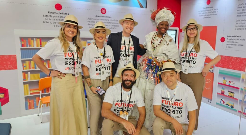 Equipe da Bibliotheca Brasil no estande do biblioFlex, durante o 20º Fórum Nacional da Undime, em Salvador