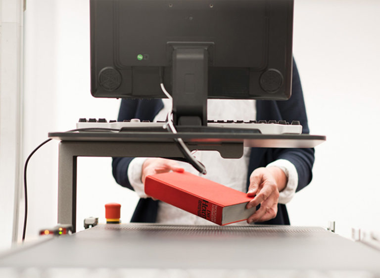 Buch wird in Frankfurter Bibliothek an AMH-System gescannt