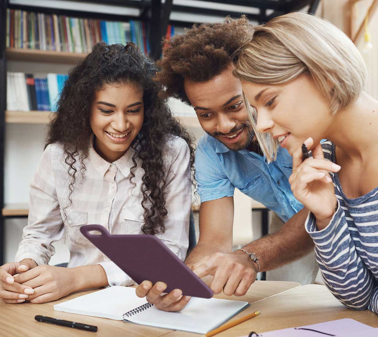 Hublet Young people in library