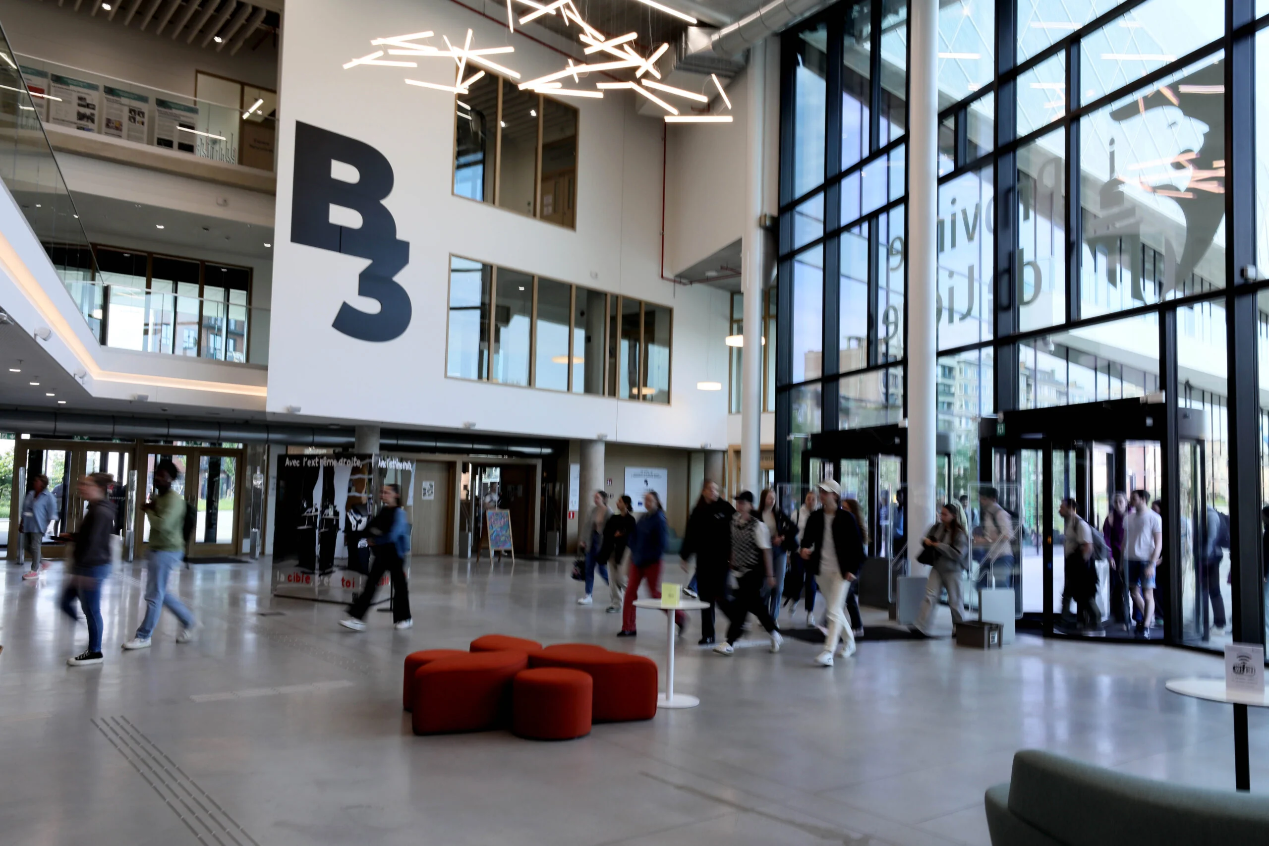 Page d’accueil 6 Entrée open+ du Centre B3 avec usagers dans le hall.