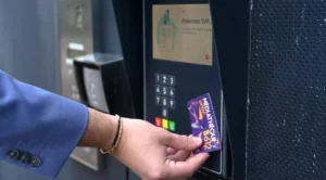 Accès élargi 1 Un usager accède à la médiathèque B612 avec sa carte open+