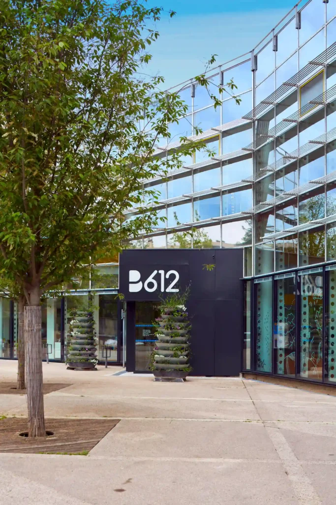 Façade vitrée de la médiathèque B612 à Saint-Genis-Laval, vue extérieure avec entrée principale et open+.