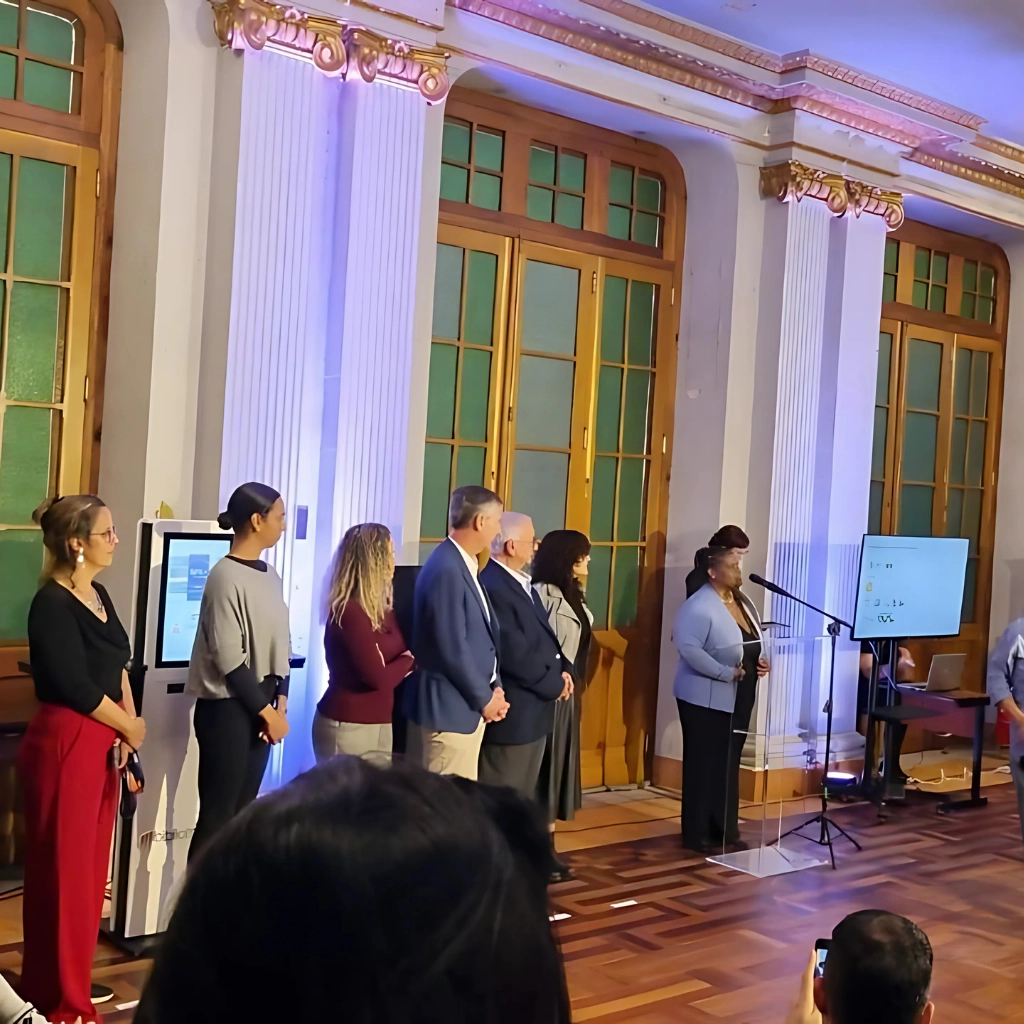 Biblioteca Pública do Estado do Rio Grande do Sul adota quiosque sustentável de autoatendimento 3 Autoridades e representantes da comunidade durante cerimônia de adoção do quiosque selfCheck 600eco na Biblioteca Pública Estadual do RS